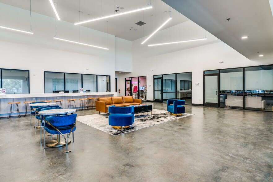 More Photos Of 2661 Midway Rd S, Carrollton Showroom For Lease