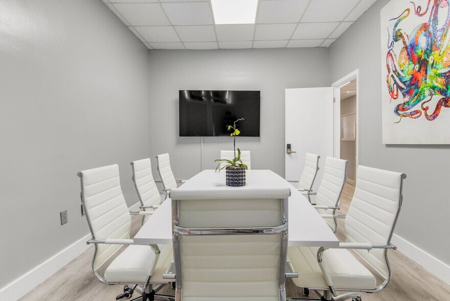 More Photos Of 913 Gulf Breeze Pky, Gulf Breeze General Retail For Sale