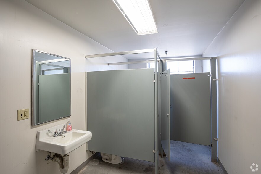 More Photos Of 88-92 Sunshine Rd, Kansas City Distribution For Lease