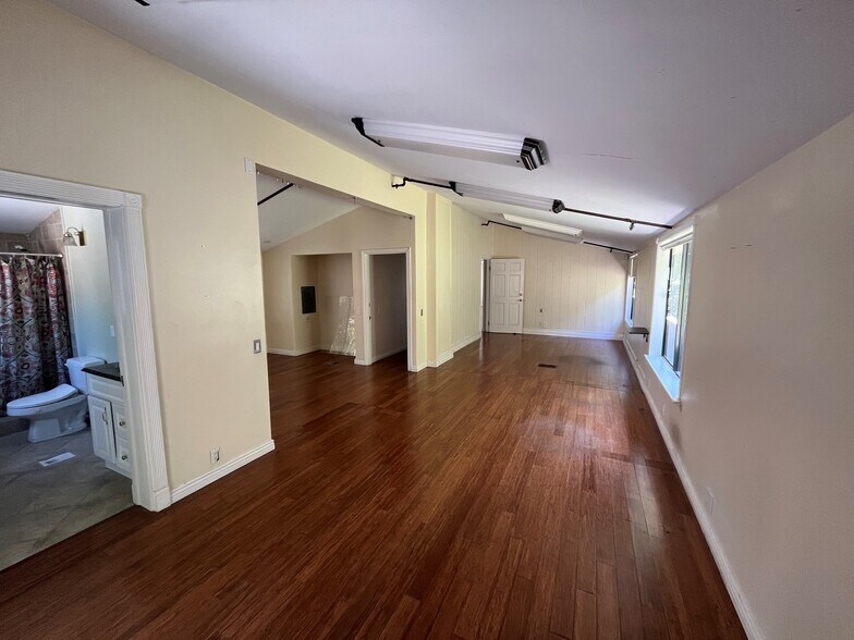 More Photos Of 22315 Mulholland Hwy, Calabasas Office For Sale