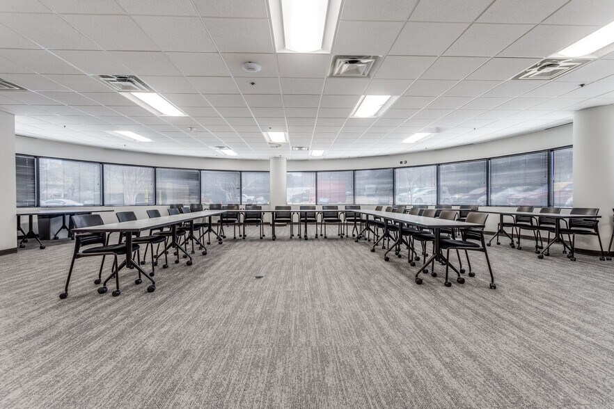 More Photos Of 5601 Executive Dr, Irving Office For Sale