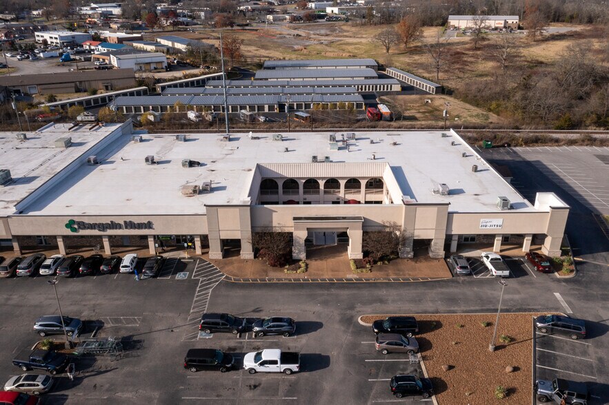 More Photos Of 500 W Main St, Hendersonville Freestanding For Lease