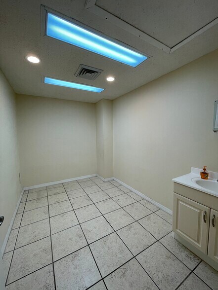 More Photos Of 561 S Duncan Ave, Clearwater Medical For Sale