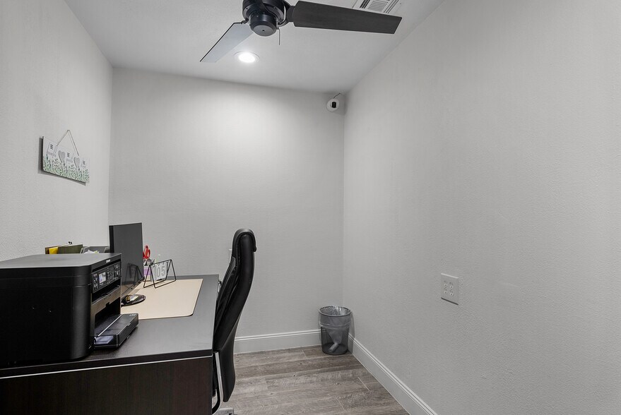 More Photos Of 5600 Zip Dr, Fort Myers Warehouse For Lease