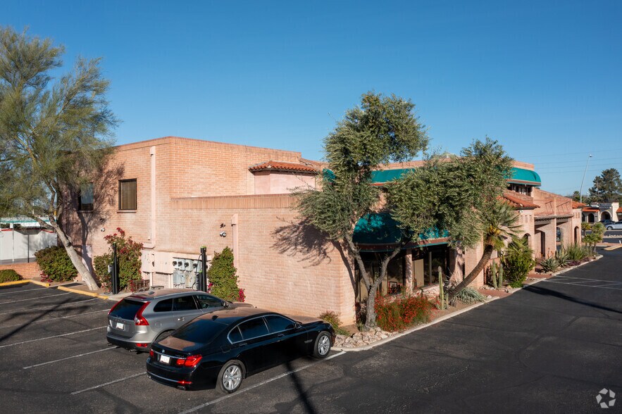 More Photos Of 6842 E Tanque Verde Rd, Tucson Freestanding For Lease
