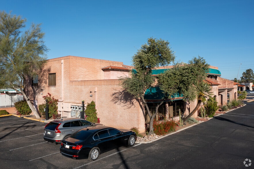 More Photos Of 6842 E Tanque Verde Rd, Tucson Freestanding For Lease