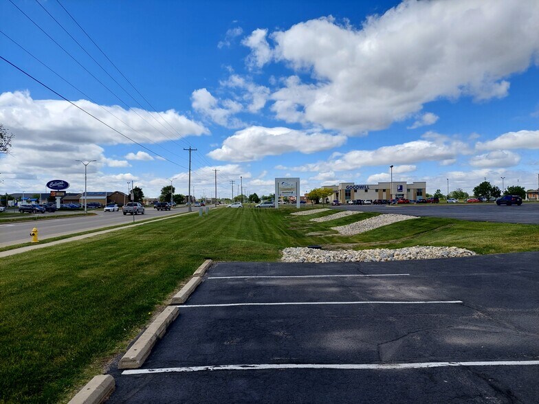 More Photos Of 825 Lexington Blvd, Fort Atkinson Freestanding For Lease