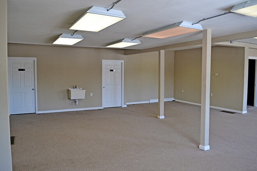 More Photos Of 1830 E B St, Belleville General Retail For Lease