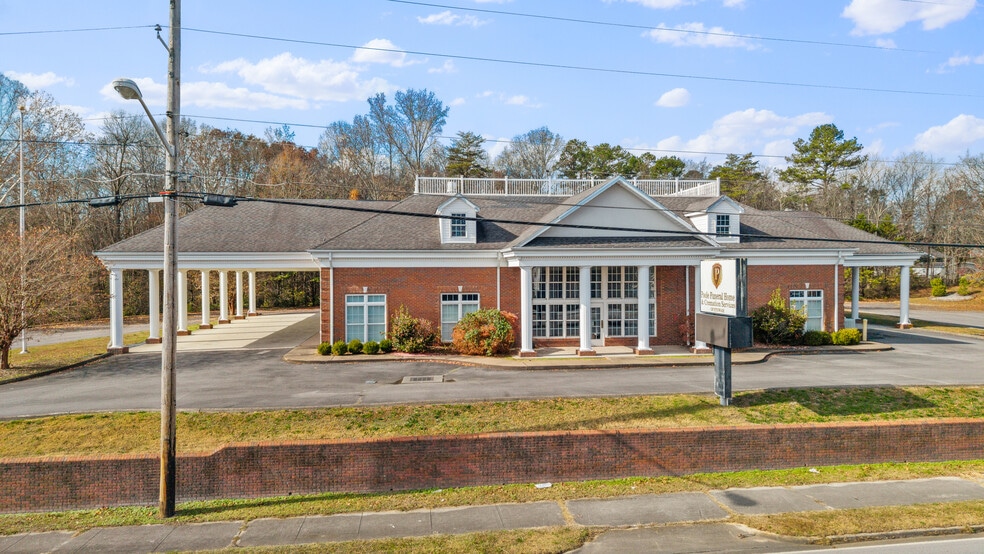 More Photos Of 300 N Tennessee Ave, Etowah Funeral Home For Sale