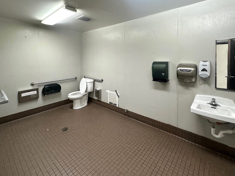 More Photos Of 411 Harris St, Eureka General Retail For Lease