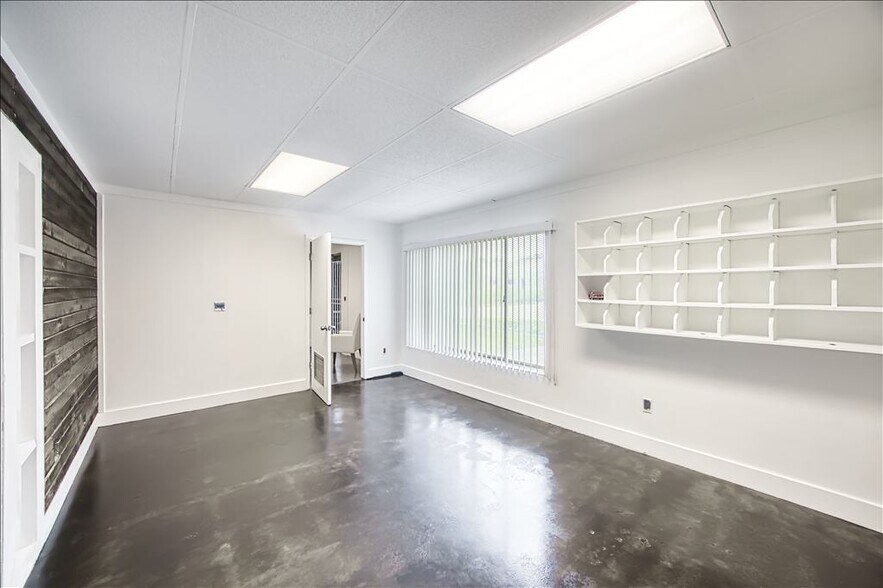 More Photos Of 2231-2235 Bruner Ln, Fort Myers Distribution For Sale