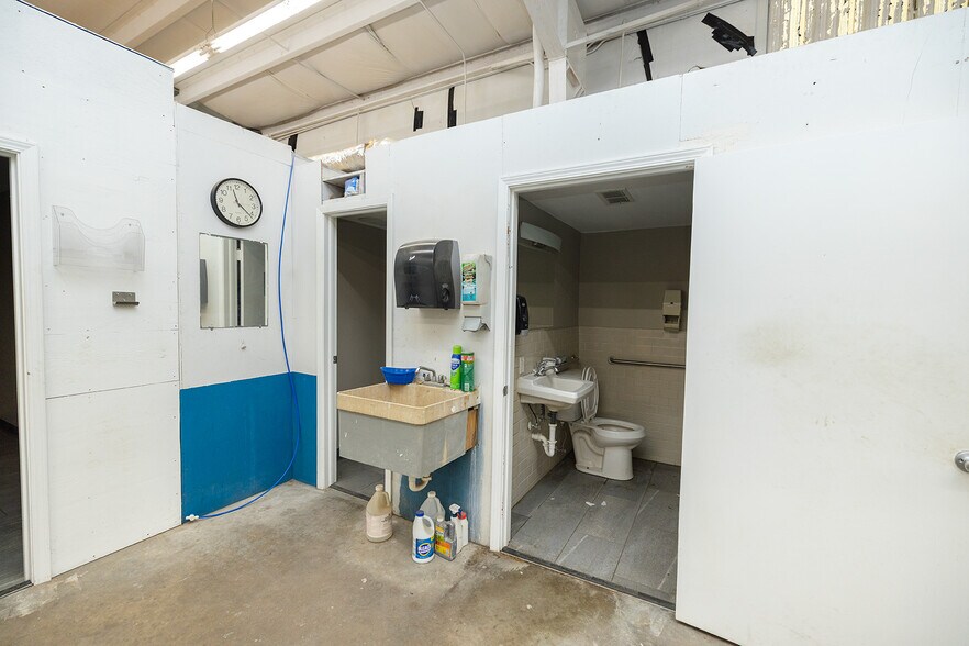 More Photos Of 130 E 10th Ave, South Hutchinson Industrial For Sale