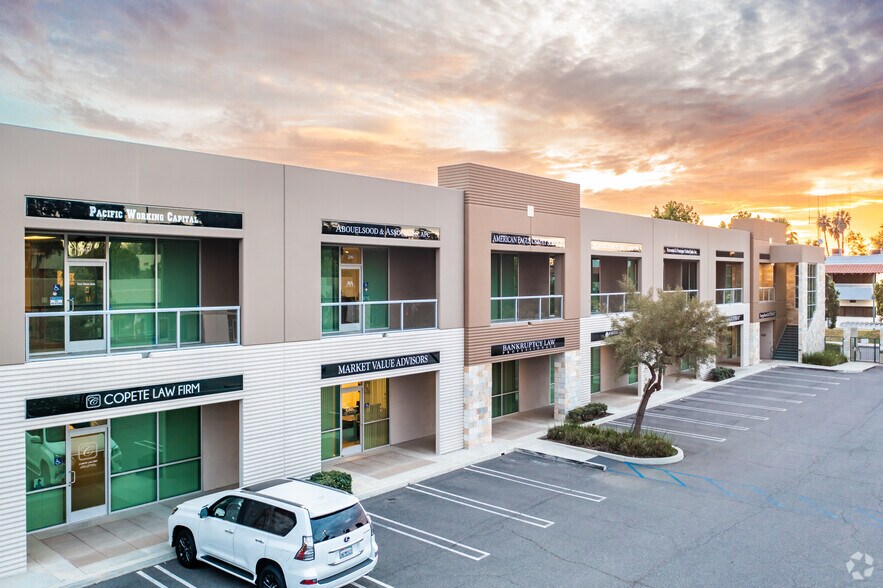 More Photos Of 601 N Parkcenter Dr, Santa Ana Office For Lease