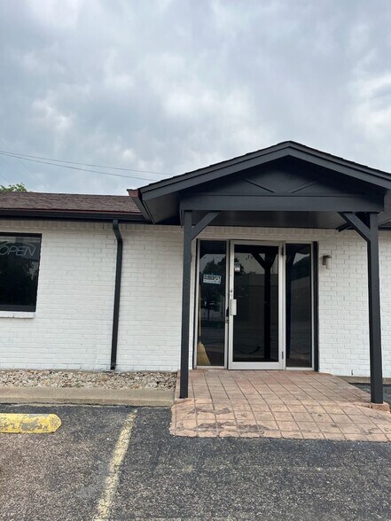 More Photos Of 418 W Chambers St, Cleburne Office For Sale