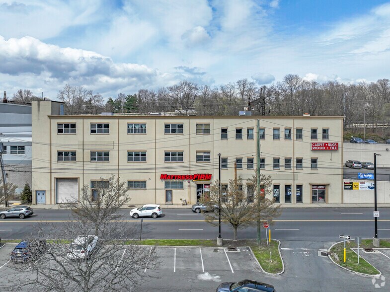 More Photos Of 40 Nardozzi Pl, New Rochelle Freestanding For Lease