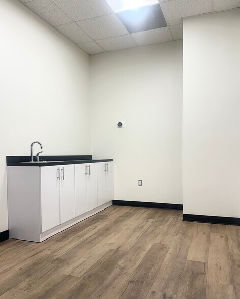More Photos Of 241 N Maclay Ave, San Fernando Storefront For Lease