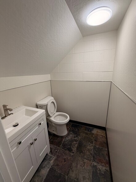 More Photos Of 3113 Middlefield Rd, Redwood City Light Distribution For Lease