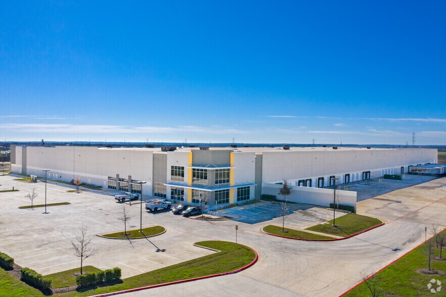 More Photos Of 10939 Fischer Rd, Von Ormy Warehouse For Lease