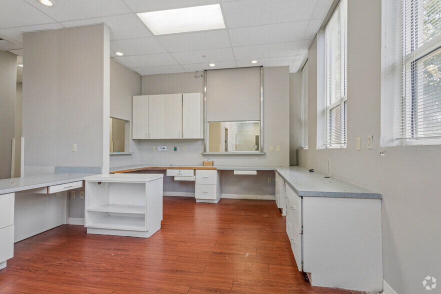 More Photos Of 7800 Wolf Trail Cv, Germantown Medical For Sale
