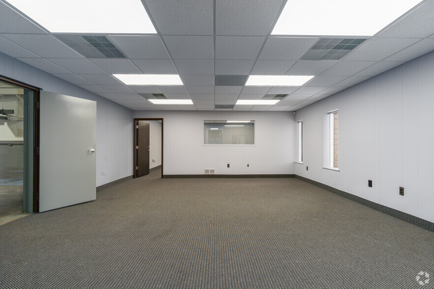 More Photos Of 16129 Common Rd, Roseville Warehouse For Lease