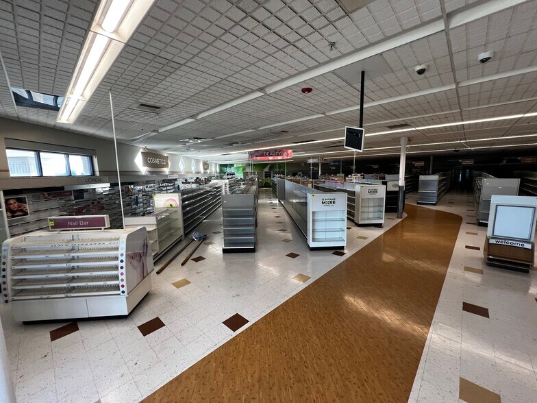 More Photos Of 975 E Cypress Ave, Redding Drugstore For Lease