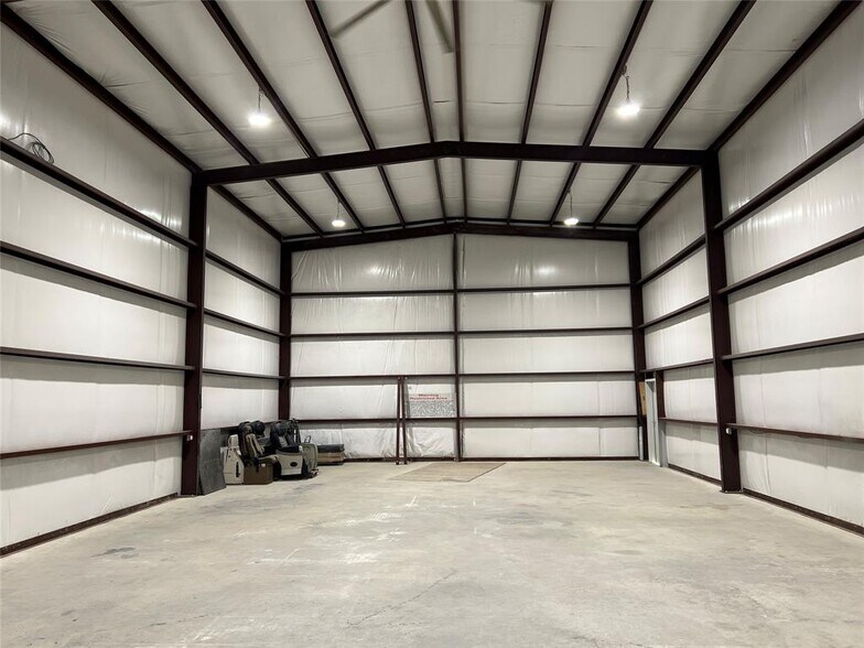 More Photos Of 15002 Iowa St, Austin Warehouse For Lease
