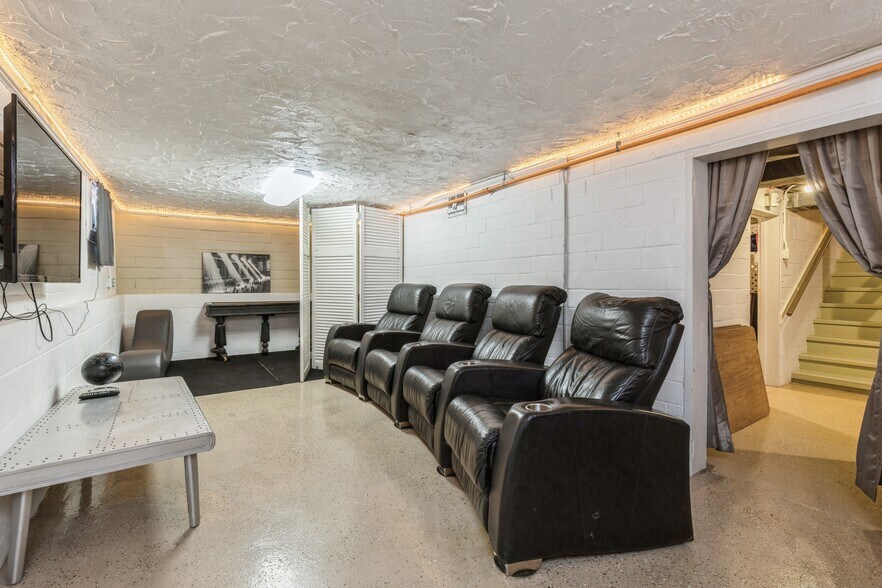 More Photos Of 324 1st St, Des Moines General Retail For Sale