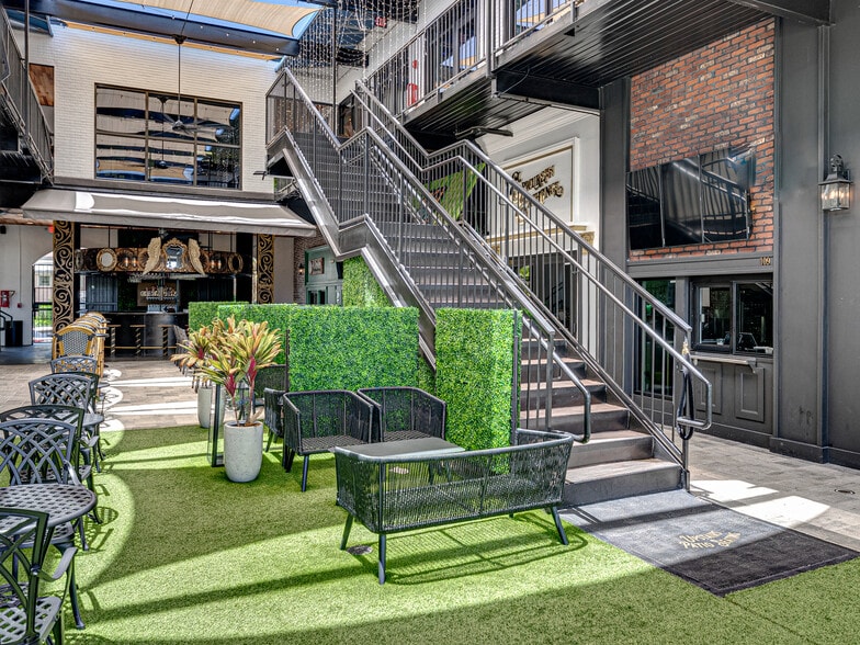 More Photos Of 990 Broadway, Dunedin Restaurant For Lease