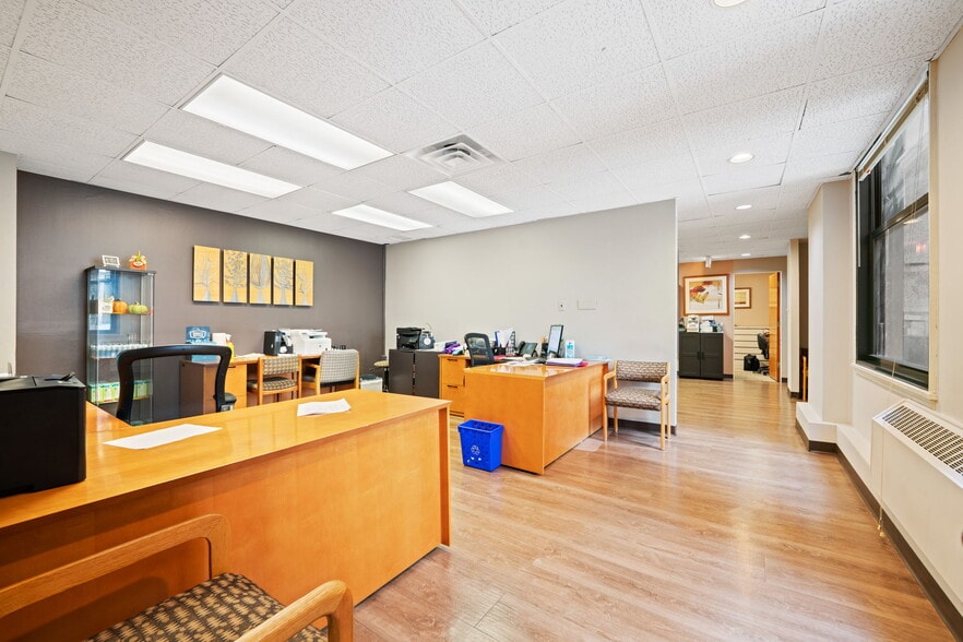 More Photos Of 50 E Washington St, Chicago Office For Sale