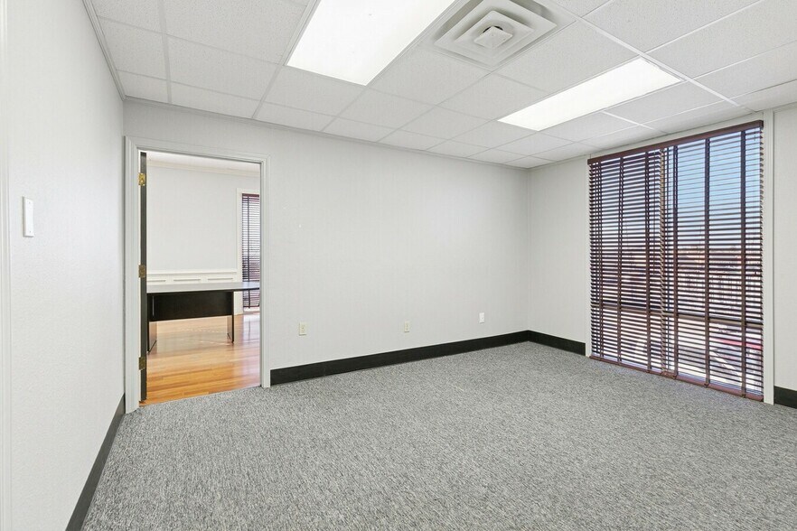 More Photos Of 1841 Enterprise Dr, Harvey Service For Lease
