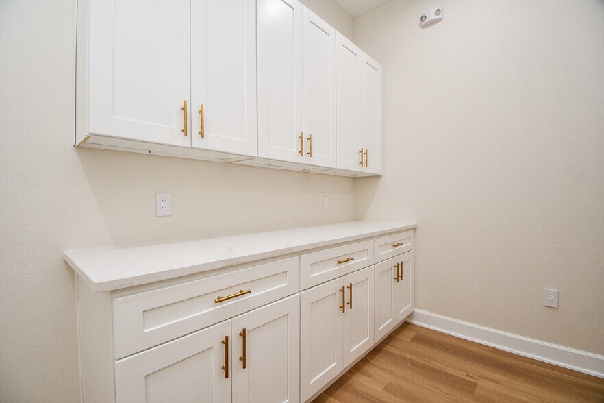 More Photos Of 1325 Main St, Katy Office For Sale