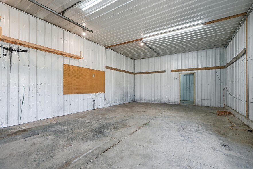 More Photos Of 301 Old Dubuque Rd, Anamosa Warehouse For Lease