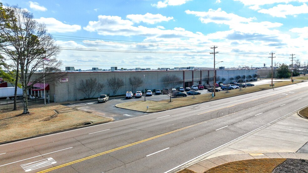 More Photos Of 8950 Hacks Cross Rd, Olive Branch Distribution For Lease