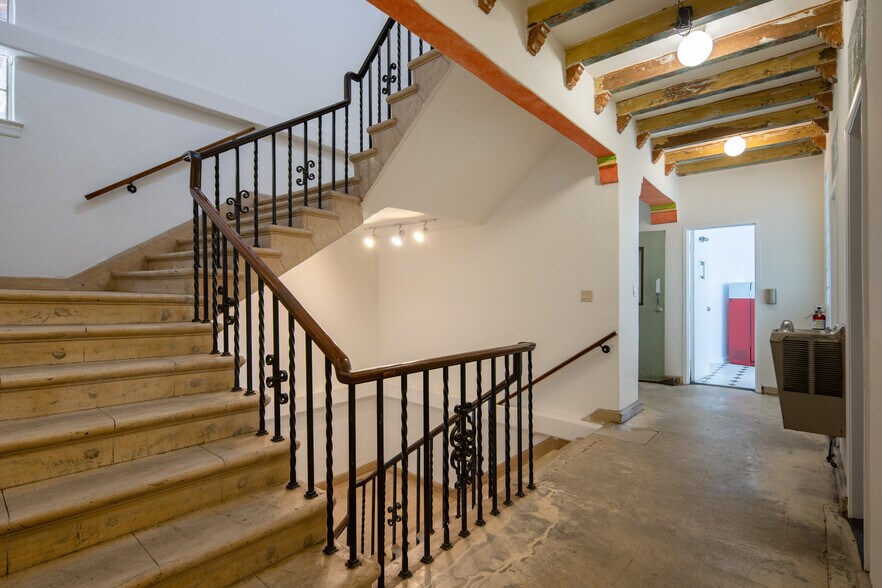 More Photos Of 1441 N McCadden Pl, Los Angeles Showroom For Sale