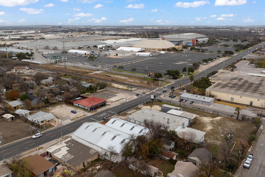 More Photos Of 2930 E Houston St, San Antonio Industrial For Sale