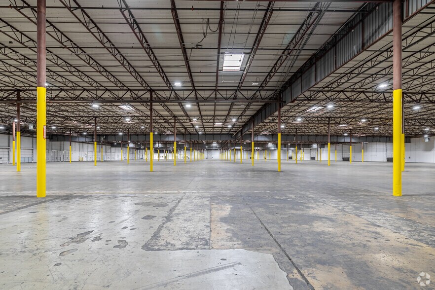 More Photos Of 2301 W Commerce St, Dallas Distribution For Sale