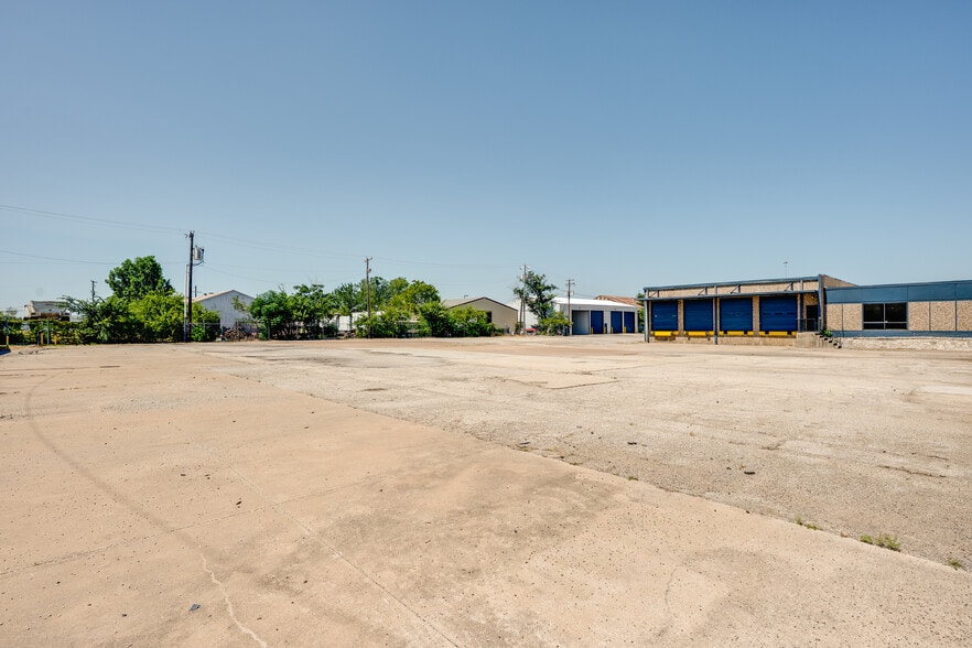 More Photos Of 2560 E Long Ave, Fort Worth Service For Lease