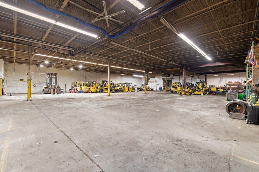 More Photos Of 60 Williams St, Grand River Warehouse For Sale