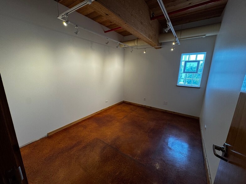 More Photos Of 1540 Hannah Ave, Forest Park Light Distribution For Lease