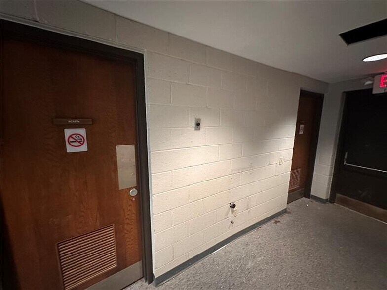 More Photos Of 9625 Perry Hwy, Pittsburgh Office For Lease