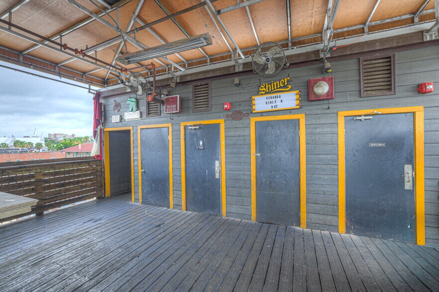 More Photos Of 139 E Hopkins St, San Marcos Bar For Sale
