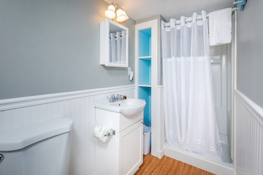 More Photos Of 2 River Rd, Cape Neddick Hospitality For Sale