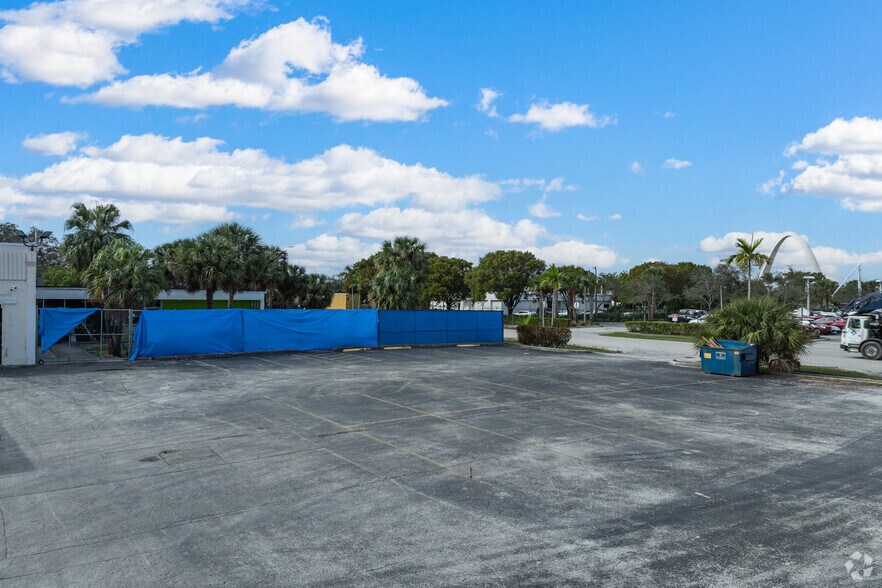 More Photos Of 1270 NW 165th St, Miami Office For Lease