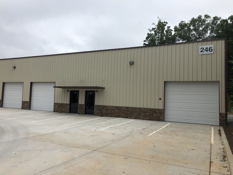 More Photos Of 250 Grogan Dr, Dawsonville Warehouse For Lease