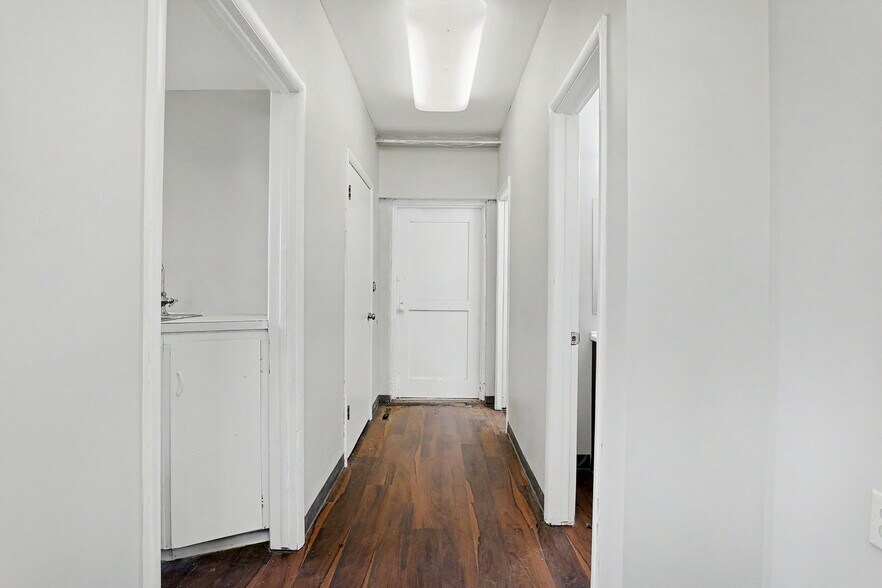 More Photos Of 1601 N State St, Augusta Office For Sale