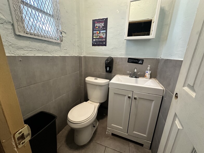 More Photos Of 1929 Hollywood Blvd, Hollywood Storefront For Lease