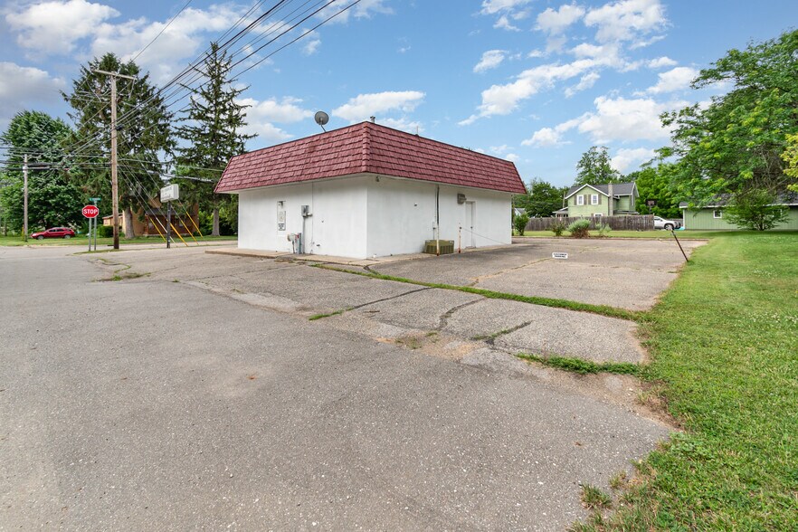More Photos Of 725 E Center St, Ithaca Showroom For Sale