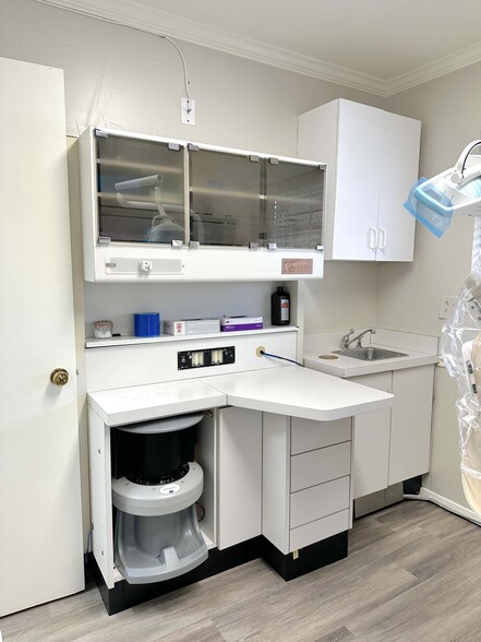 More Photos Of 2221 W Walnut St, Garland Medical For Sale