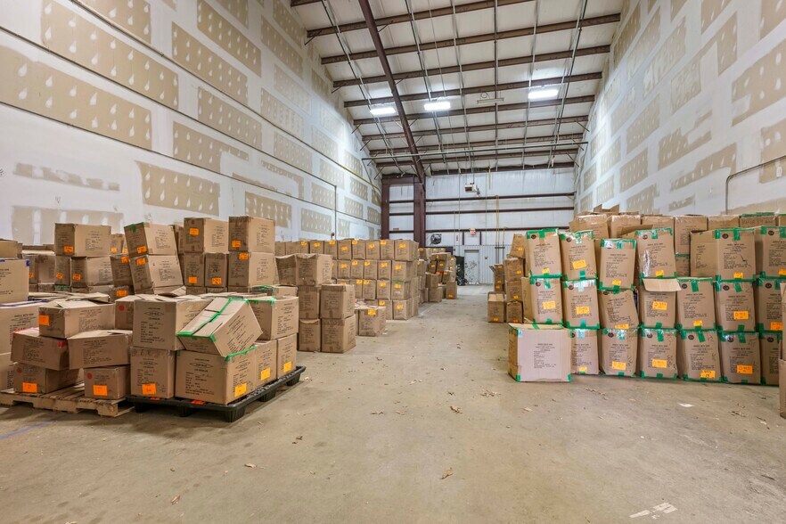 More Photos Of 301 Bugeye Sq, Prince Frederick Warehouse For Lease