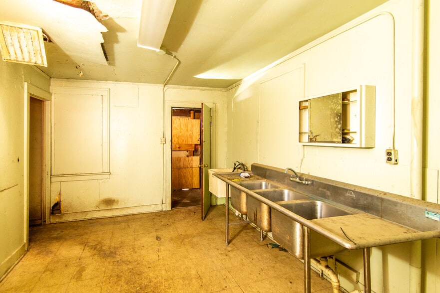 More Photos Of 21090 Goddard Rd, Taylor General Retail For Sale